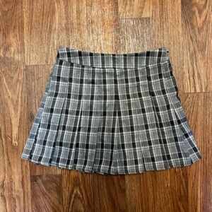 Gray/black tartan pleated skirt